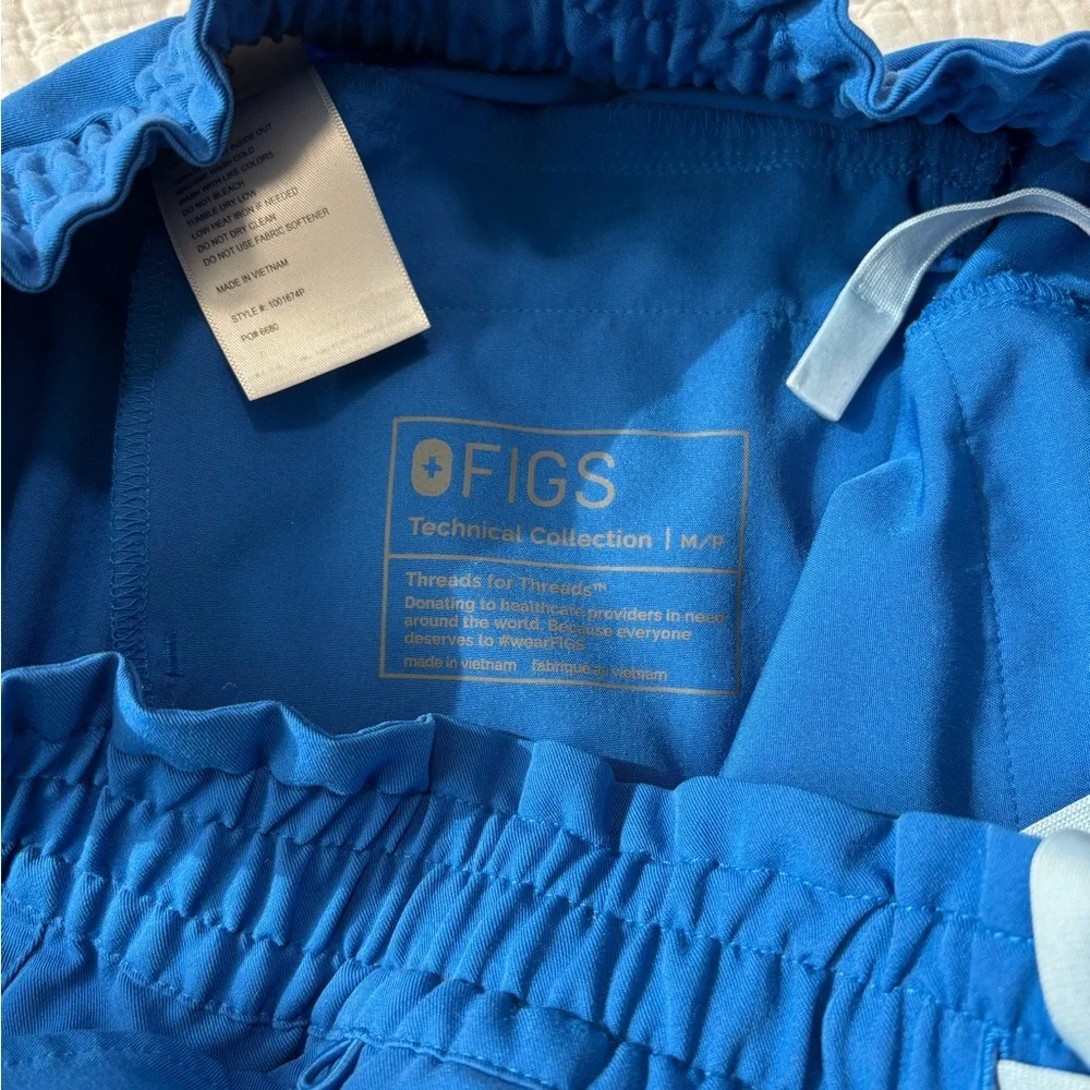 FIGS royal blue scrub set (Davia pants M petite & Catarina top M) - Picture 4 of 8